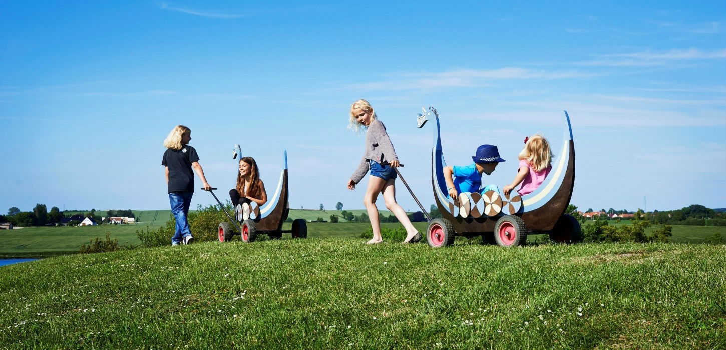 Børn leger ved vikingemuseet ladby