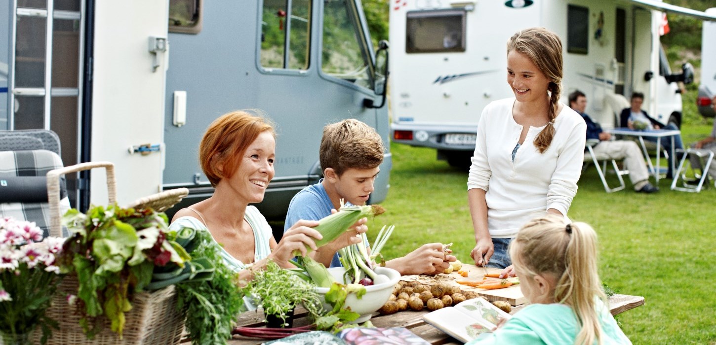 familie forbereder mad på campingplads