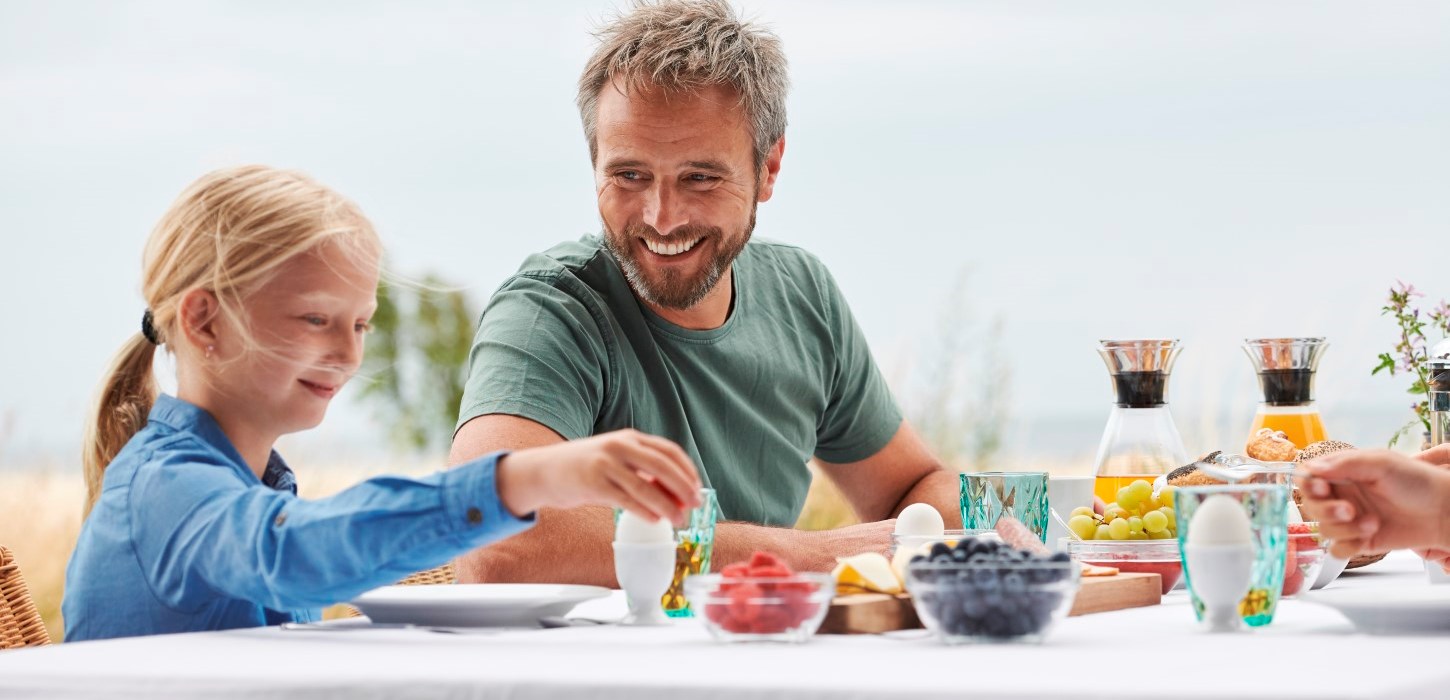 far og datter spiser morgenmad