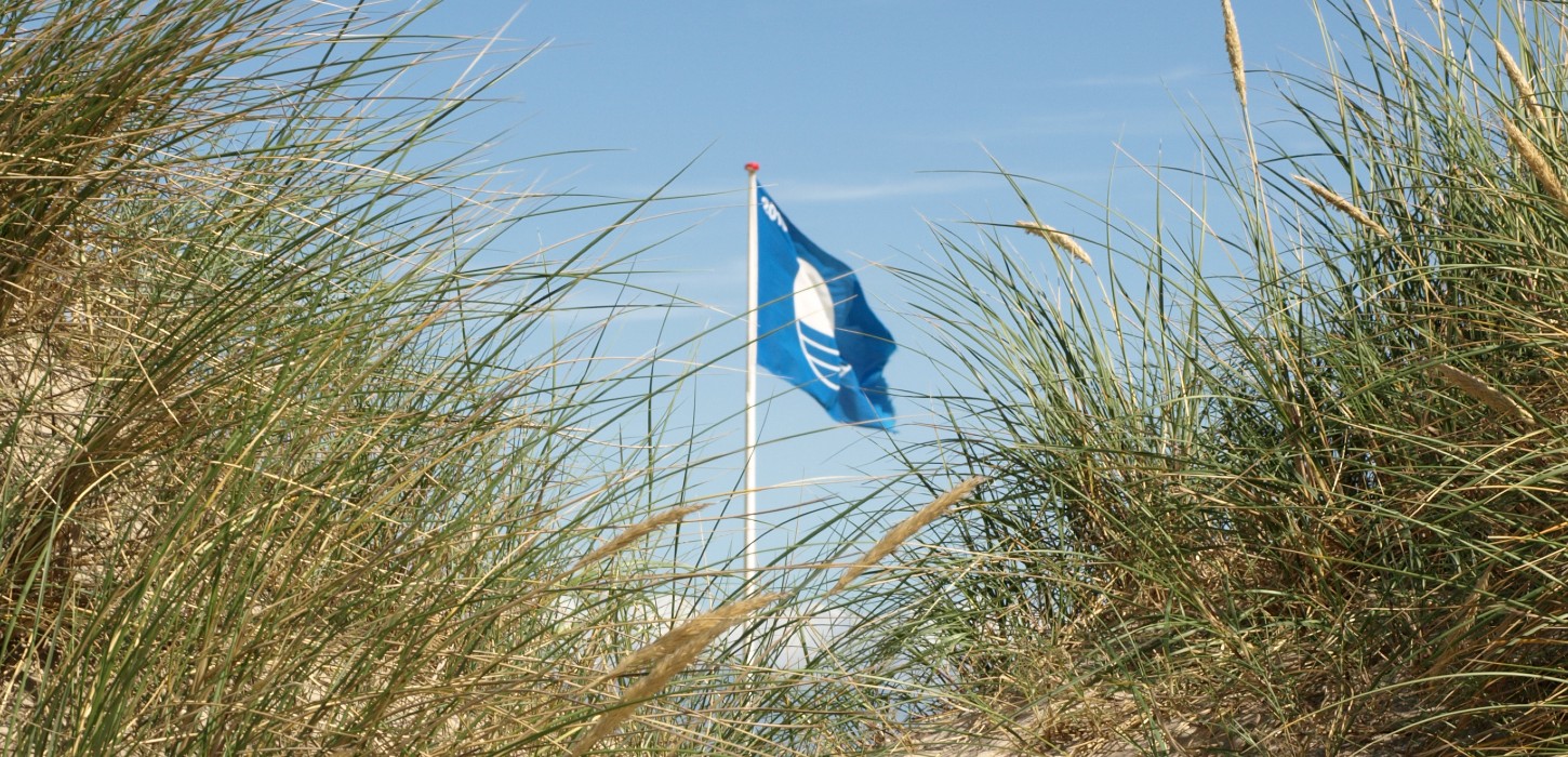 blå flag på stranden