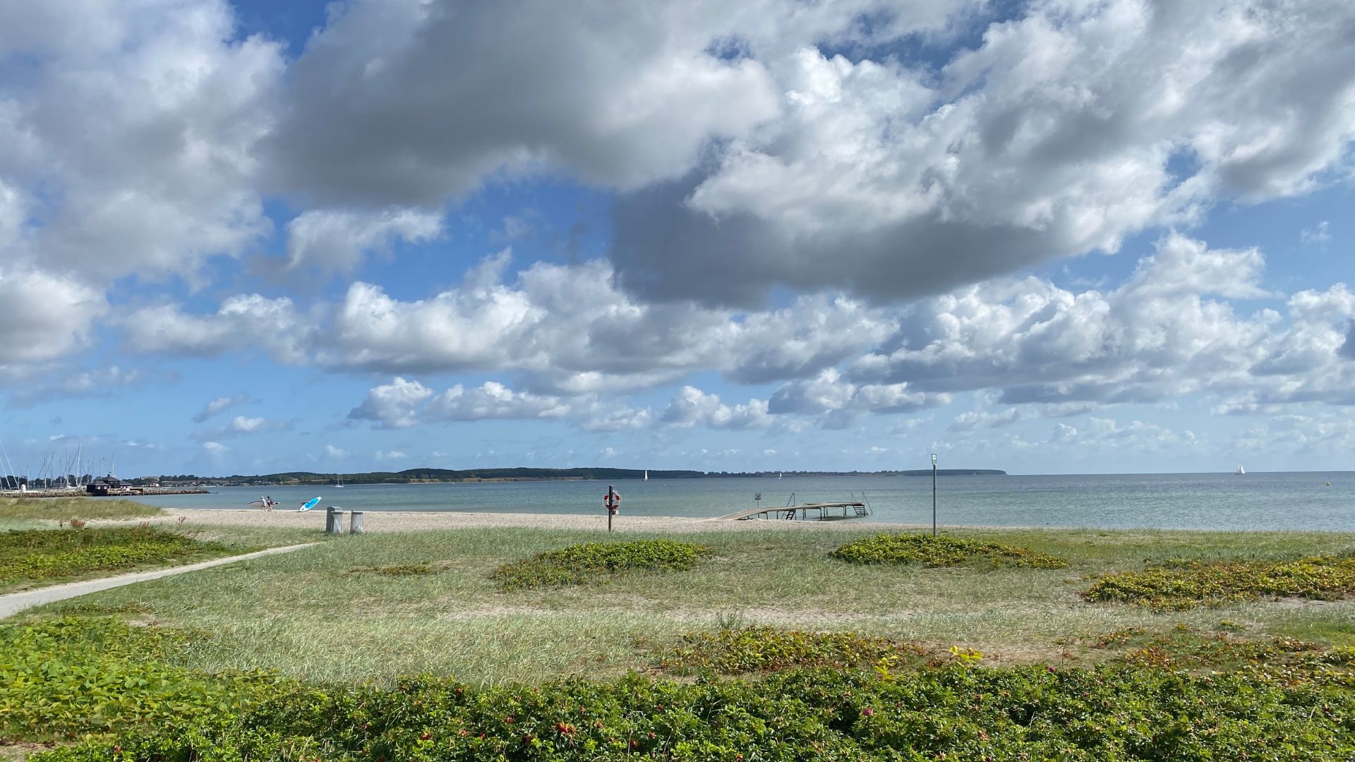 Udsigt ud over Sydstranden med hav og strand.