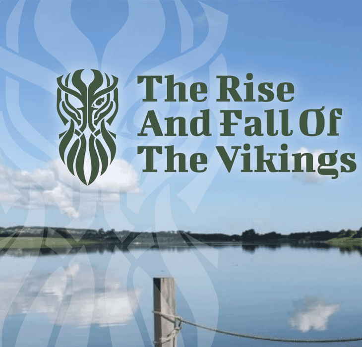 Vikingeskib med blå himmel i baggrunden