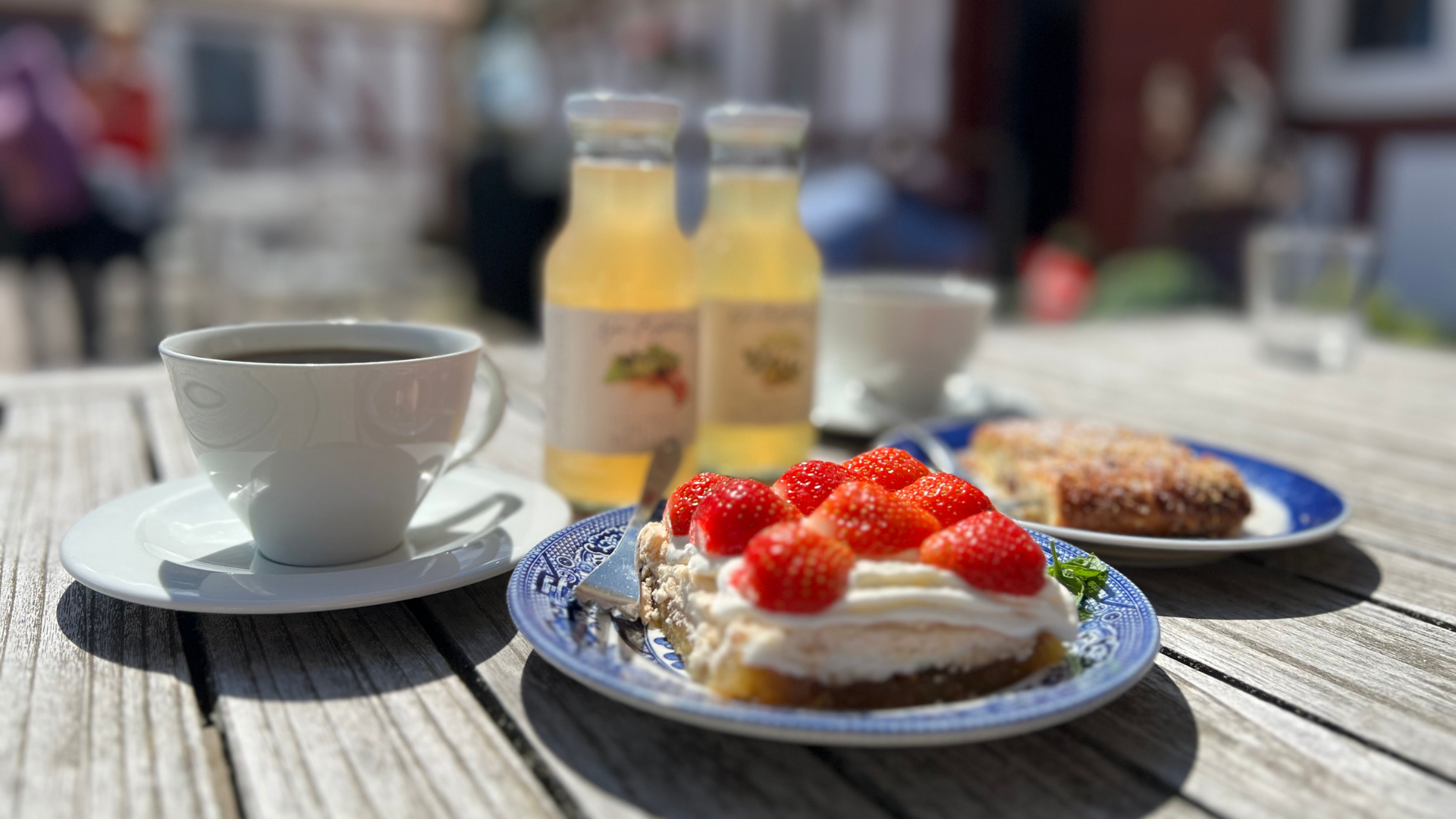 Coffee and cake in the sun