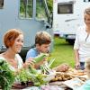familie forbereder mad på campingplads